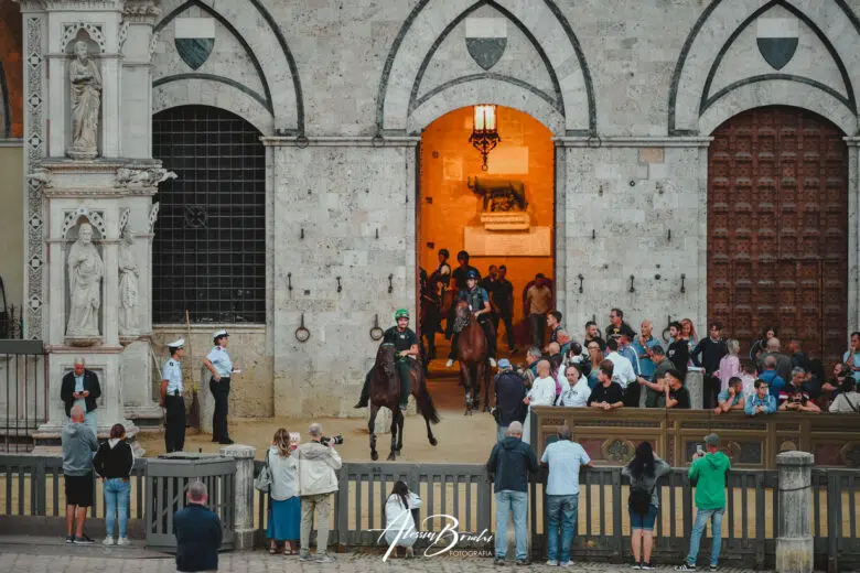 Palio, le disposizioni per l’accesso al Cortile del Podestà Palio agosto 2023, prove di notte