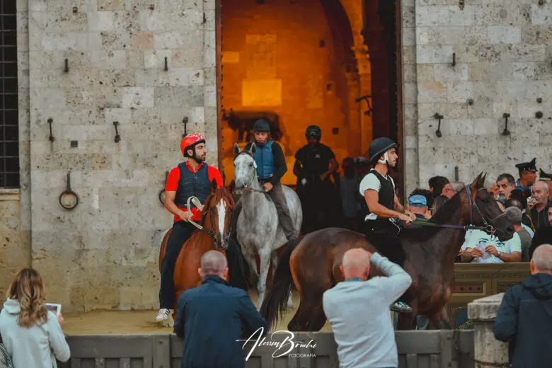 Palio di Siena del 16 agosto 2024: il programma delle prove regolamentate (prove di notte) Palio di Siena del 16 agosto 2023, prove regolamentate (prove di notte)