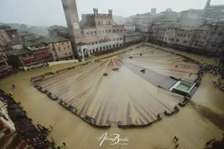 Palio di Siena del 16 agosto 2023, annullata anche la quarta prova – FOTO Palio di Siena 16 agosto 2023, Piazza del Campo, pioggia terza prova