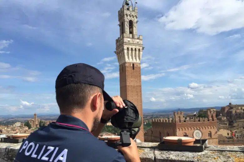 Palio di Siena, agente di Polizia su tetto