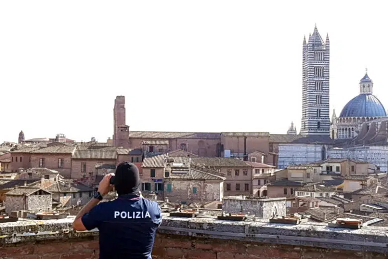 Palio di Siena, tiratore scelto Polizia su tetto