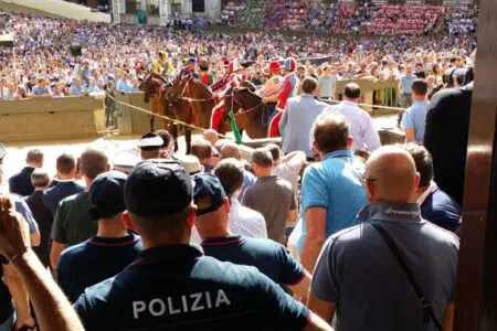 Palio di Siena agosto 2023: le misure di sicurezza previste dal Questore Palio di Siena, agenti di Polizia alla Mossa