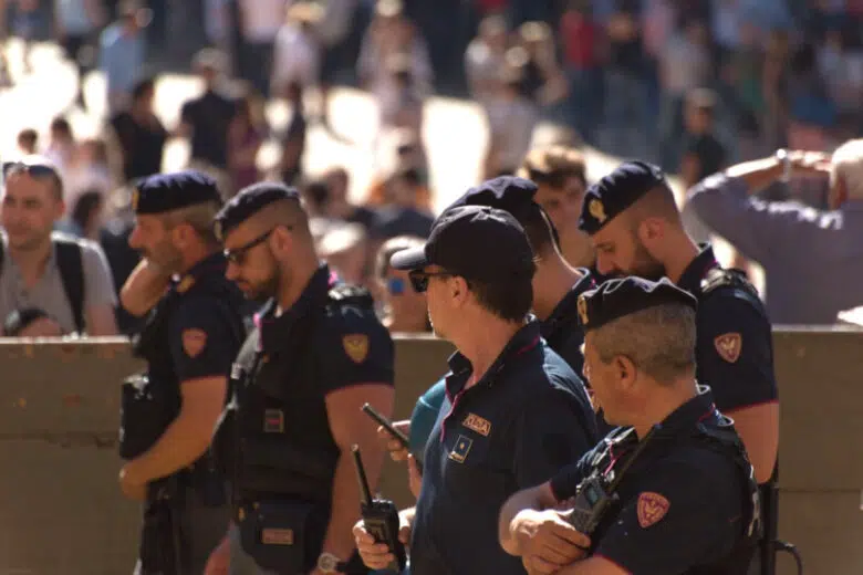 Palio di Siena, Polizia sul tufo di Piazza del Campo