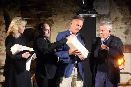 Successo a San Gusmè per il Premio Stelle delle Spettacolo Maurizio Micheli ritira il Premio Stelle dello Spettacolo 2023 a San Gusmè