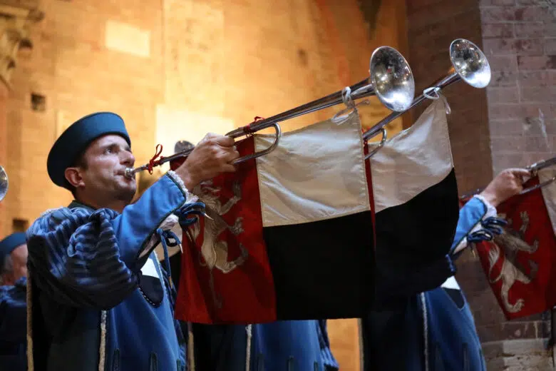 Palio di Siena del 2 luglio 2024, questa sera la presentazione del Drappellone di Giovanni Gasparro Presentazione Drappellone, chiarine
