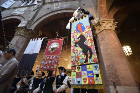 Palio di Siena del 16 agosto 2023: presentato il Drappellone realizzato da Marco Lodola Presentazione Drappellone di Marco Lodola per il Palio di Siena del 16 agosto 2023