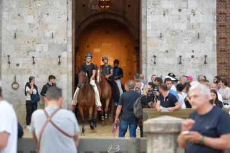 Palio di Siena del 16 agosto 2023: il programma delle prove regolamentate (prove di notte) Prove di notte, Palio di Siena 2 luglio 2023. Cavalli escono dall'Entrone