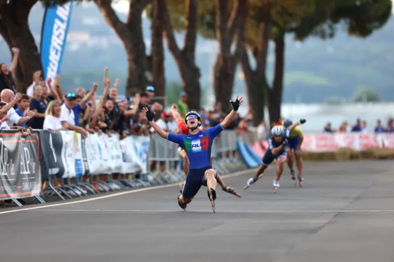 Duccio Marsili, campione mondiale pattinaggio corsa, taglia il traguardo