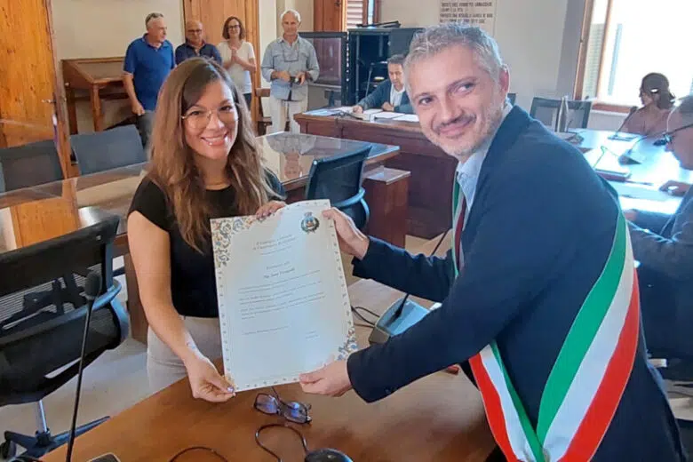 Il sindaco Francesco Nepi consegna l'attestato di stima a Sara Ferragalli