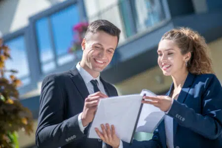 Corso per agenti immobiliari a Siena, si avvicina il via Agente immobiliare, firma contratto cliente