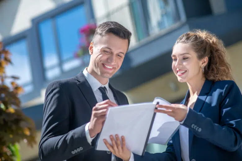 Corso per agenti immobiliari a Siena, si avvicina il via Agente immobiliare, firma contratto cliente