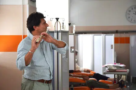 Aou Senese, successo per l’iniziativa “Ematologia in musica” Ematologia in musica all'Aou Senese, Antonio Batelli al flauto