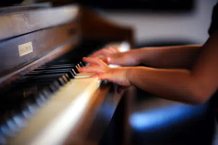 Al via i corsi dedicati ai ‘piccoli musicisti’ al Franci di Siena Bambino al pianoforte