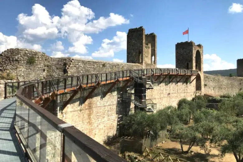 Riaperto il camminamento sulle mura di Monteriggioni Camminamento cinta muraria di Monteriggioni