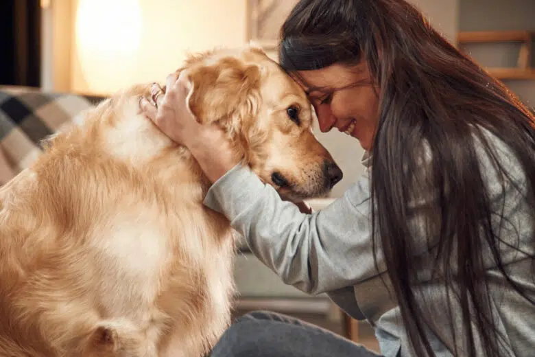 Ragazza abbraccia il cane