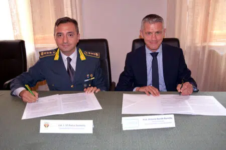 Collaborazione tra Guardia di Finanza e Aou Senese per l’attuazione del PNRR Il colonnello Pietro Sorbello e Antonio Barretta firmano il protocollo
