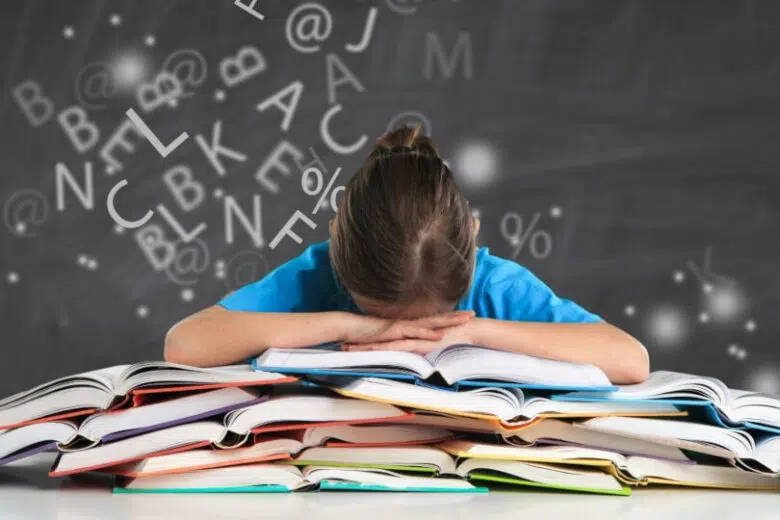 Dislessia, bambina su libri con lavagna