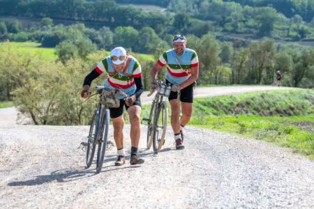 A Gaiole in Chianti nasce Casa Eroica, sabato e domenica le corse L'Eroica di Gaiole in Chianti, ciclisti a piedi stu sterrato