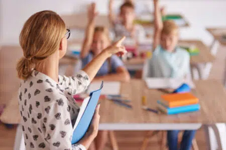 FLC CGIL Siena: “Numeri troppo grandi quelli dei precari nella scuola” Insegnante e studenti in aula scolastica