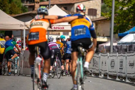 L’Eroica 2023, migliaia di iscritti da ogni parte del mondo L'Eroica, abbraccio ciclisti
