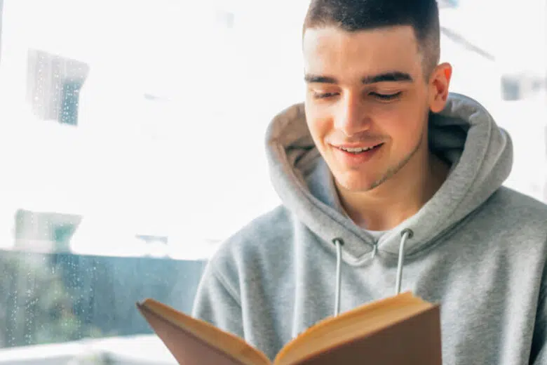 Monteroni, lezioni pomeridiane per adulti per contrastare l’abbandono scolastico Lezioni per adulti, studente legge libro