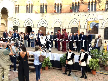 Palio di Siena, il sindaco Fabio ha consegnato il Masgalano 2023 alla Contrada della Torre La consegna del Masgalano 2023 alla Contrada della Torre