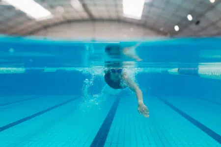 Rapolano Terme: oltre un milione di euro per la ristrutturazione della piscina comunale Ragazza nuota in piscina