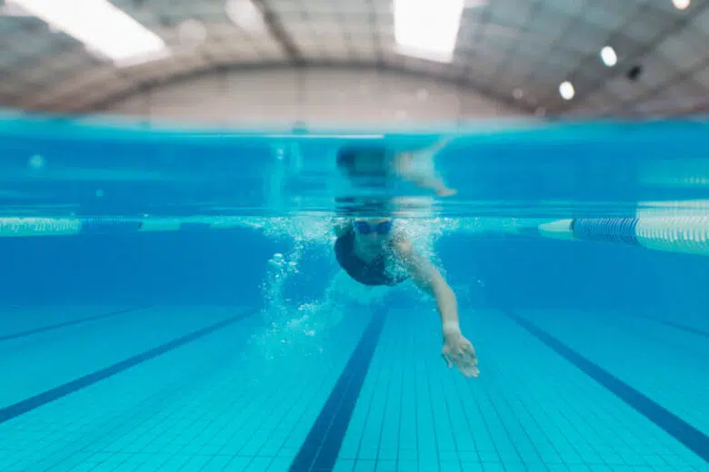 Poggibonsi, chiusura piscina del Bernino per manutenzione Ragazza nuota in piscina