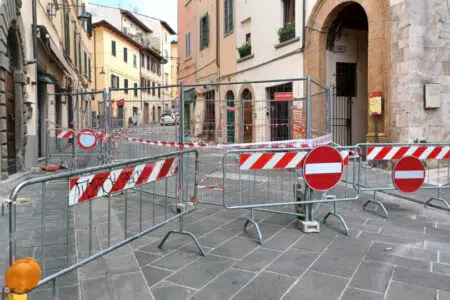 Cedimento via della Repubblica, il Comune di Poggibonsi ispeziona i locali interrati della parte alta del centro Transenne in via Repubblica a Poggibonsi