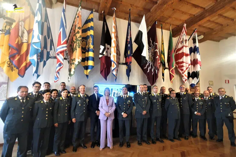 Il Prefetto di Siena in visita al Comando provinciale della Guardia di Finanza Il Prefetto Matilde Pirrera con i finanzieri del Comando provinciale di Siena