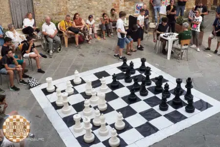 La Scacchiera di Brandano: domenica 17 settembre il torneo di scacchi a Petroio Scacchiera di Brandano nella piazza di Petroio