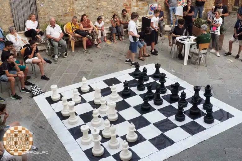 Scacchiera di Brandano nella piazza di Petroio
