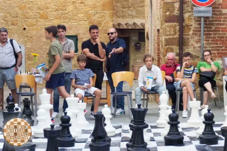 Scacchiera di Brandano nella piazza di Petroio