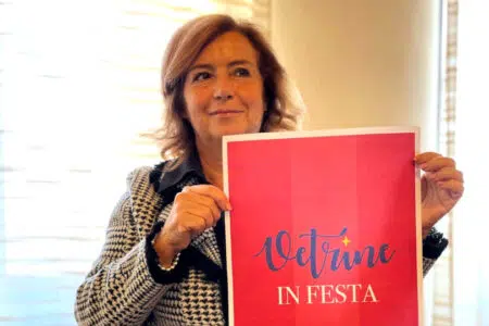 “Vetrine in festa”, al via il progetto del Comune di Siena Barbara Magi con manifesto Vetrine in festa a Siena