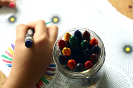 Coordinatrice pedagogica, attivato il servizio a Sovicille Bambina disegna a scuola