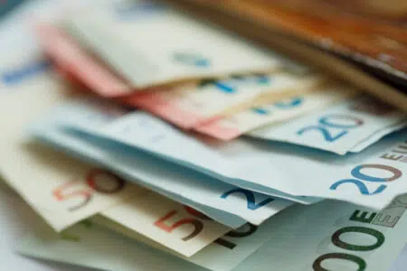 Comune Rapolano Terme: pubblicato bando per il contributo affitti Banconote euro portafoglio