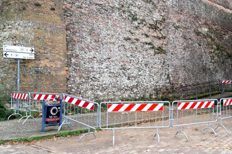 Siena, caduta mattoni dalla Fortezza Medicea: zona messa in sicurezza Fortezza Medicea di Siena, l'area messa in sicurezza per caduta mattoni