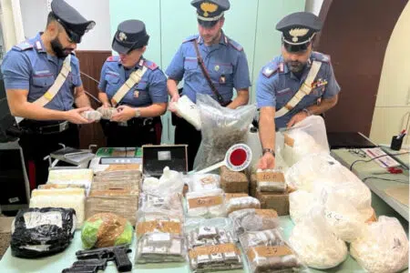 I Carabinieri di Poggibonsi con gli stupefacenti sequestrati