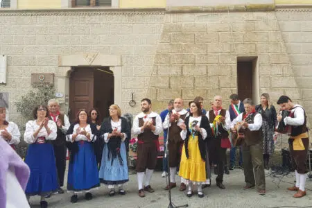 Festa dell’Olio Novo di Trequanda: all’azienda Carraia il premio “Oliva d’Oro” Festa dell'Olio Novo di Trequanda, gruppo folkloristico