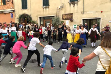 Festa dell’Olio Novo: secondo weekend a Trequanda Festa dell'Olio Novo a Trequanda, balli e folklore
