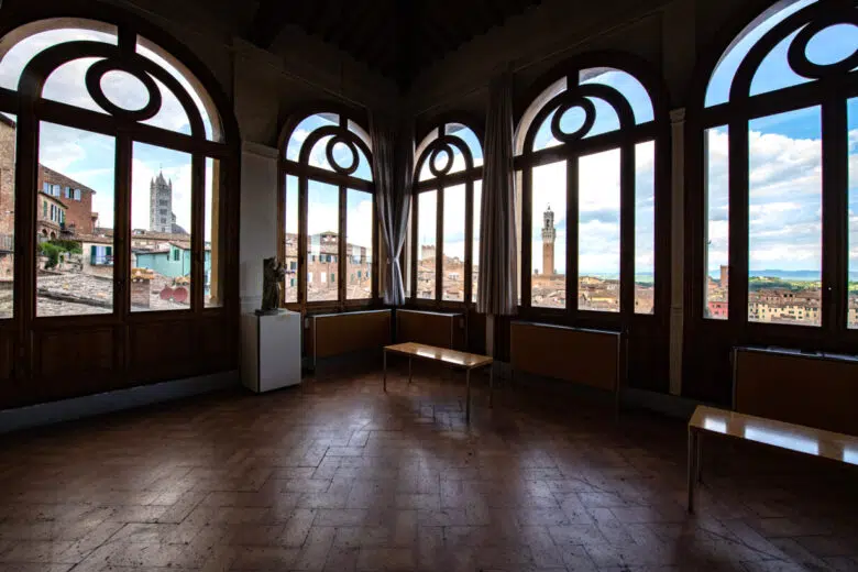 Le iniziative di novembre per scoprire o riscoprire la Pinacoteca Nazionale di Siena Pinacoteca Nazionale di Siena, panorama dalla sala delle statue
