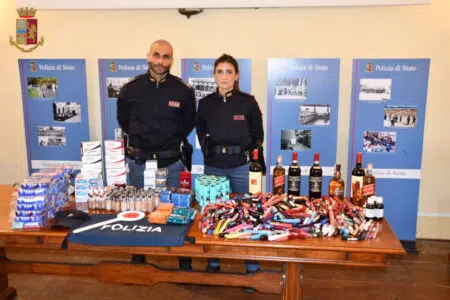 Siena, tre donne fermate e denunciate per furto dalla Polizia La Polizia di Stato di Siena con il materiale provento di furto sequestrato