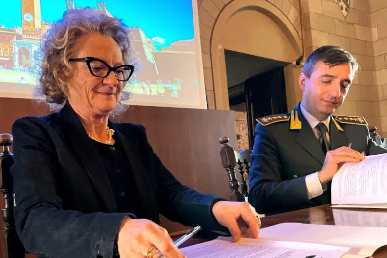 Il sindaco di Siena Nicoletta Fabio ed il colonnello Pietro Sorbello firmano il protocollo PNRR