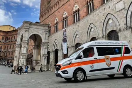 La festa sociale della Pubblica Assistenza di Siena: 130 anni e non sentirli! Pubblica Assistenza Siena, ambulanza in Piazza del Campo