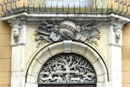 Lavori al Teatro dei Rozzi, divieti transito e sosta in piazza Indipendenza a Siena Teatro dei Rozzi di Siena, particolare portone ingresso