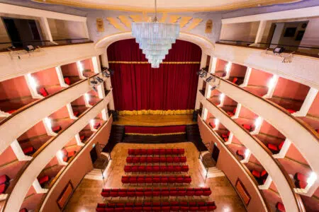 Forza venite gente: grande successo per le prime 4 repliche Teatro Mascagni di Chiusi, interno