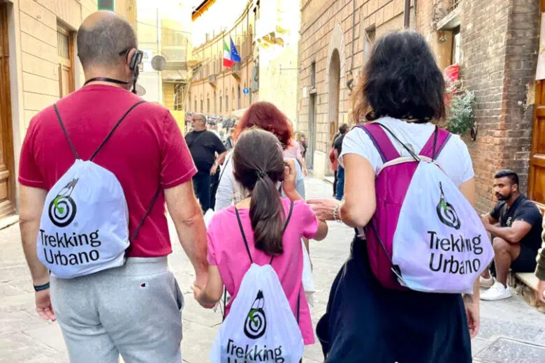 Giornata Nazionale del Trekking urbano: alla scoperta di 101 città e borghi d’Italia Trekking urbano a Siena, turisti con zaini