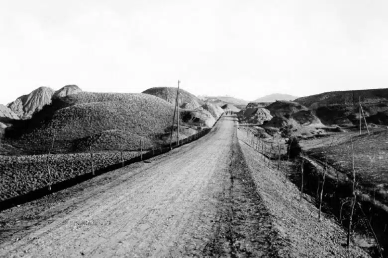 “Paesaggi e archivi della Val d’Orcia” a Castiglione d’Orcia Strada sterrata in Val d'Orcia, foto in bianco e nero