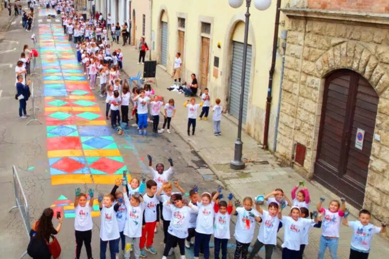 A Poggibonsi viale Garibaldi a colori grazie a studenti e insegnanti Viale Garibaldi a Poggibonsi colorato dai bambini