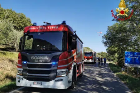 Incendio boschivo a Montepulciano Mezzi Vigili del Fuoco, incendio boschivo Montepulciano